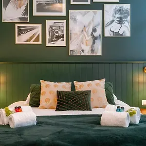 Huswell - Stylish In The Heart Of Brujas