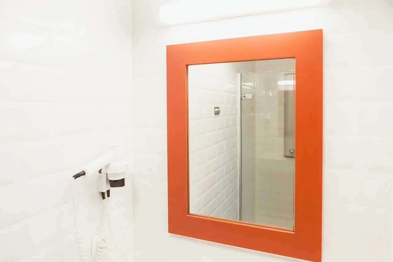 Snuffel Youth Hostel Μπριζ